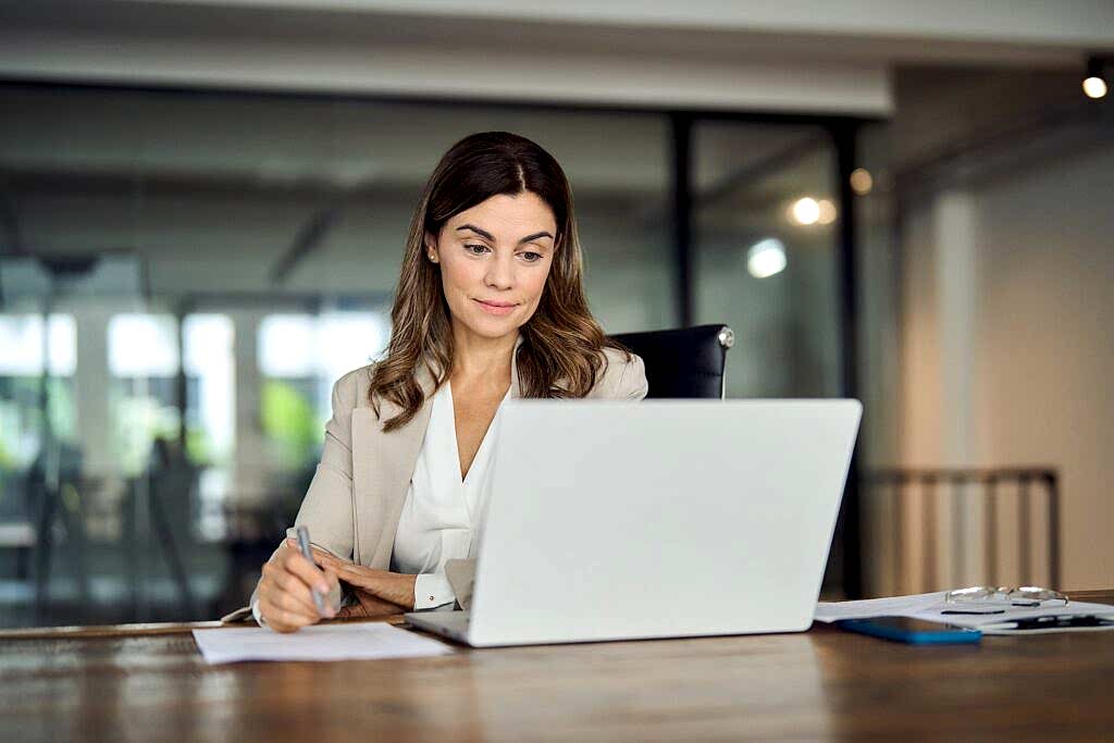 Busy,Mid,Aged,Business,Woman,Working,In,Office,Using,Laptop